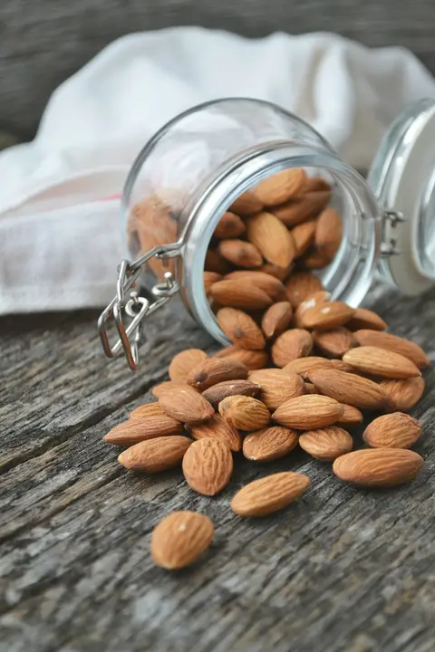 Almendras que ilustran nuestra gama de frutas deshidratadas y frutos secos