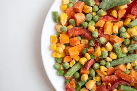 Mezcla de verduras congeladas: guisantes, zanahorias, maíz y judías verdes